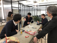 終業後に菓子パをした日。何の話をしてる最中なのか気になります、、、(笑)