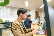 一緒に働いている社長です。すぐそばで一緒普段はフランクで話しやすい代表。 仕事になると真剣な表情で集中しており、そのギャップも魅力のひとつです◎に働いており、フランクに声をかけてくれます。真剣な表情をしていますが、普段は優しいです◎