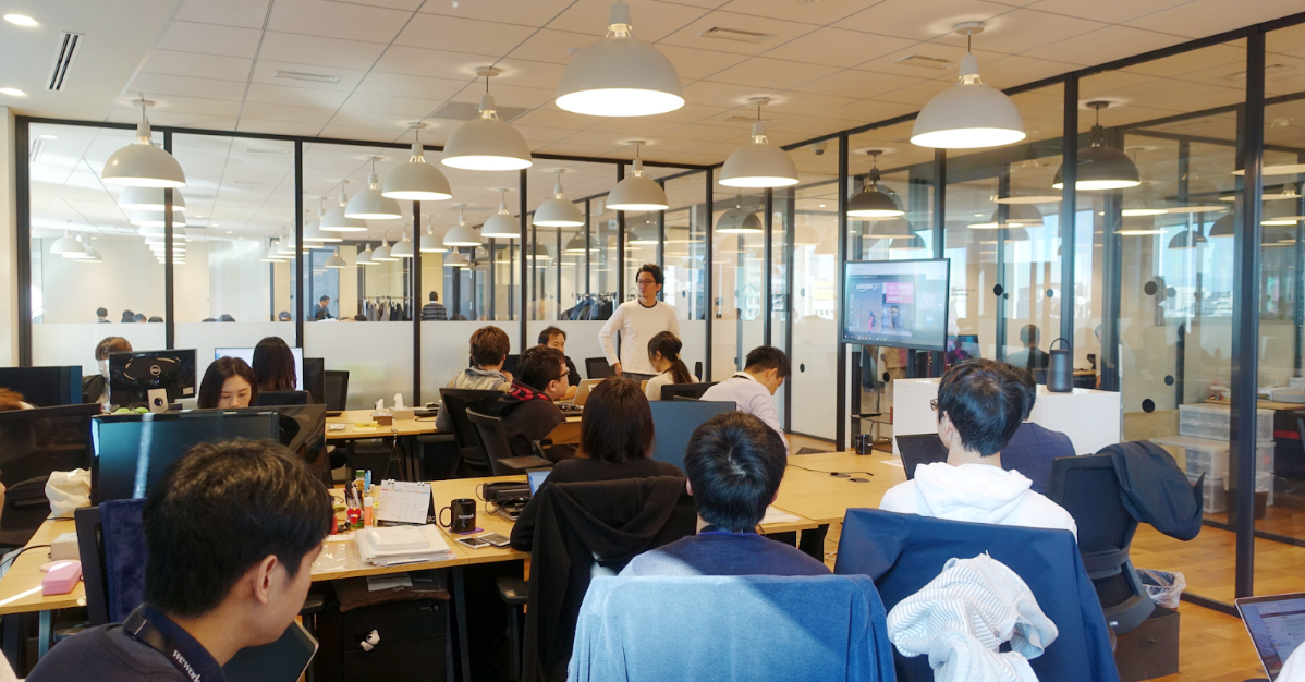 数値の共有だけでなく意思決定の過程も見せる、クラビスのAll Hands Meeting。