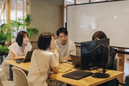 新規事業の計画を練っている様子