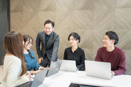 役職や立場に関わらず、自由に意見を交わせるフラットなチーム。あなたのアイデアが、プロジェクトの未来を創ります。