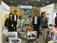当日は現地にて顧客の採用活動をサポート。左から3番目がブースの演出を担当した制作ディレクターです。