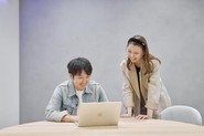 ラクスルが目指すのは、単なる「便利なサービス」ではありません。日本にいまだ多く存在する「ずっとアナログなまま」の産業分野にテクノロジーを導入し、私たちが世界を変えていこう。そんな独自のポジションを築いていることが強みです。