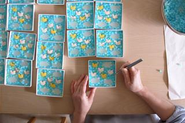 全て手作り。箱詰めも人の手で丁寧に仕上げる