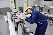 本社工場にてアームの動作確認中。100％完璧な製品のみ出荷されるのでこの確認作業はとても重要です！