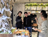 ロックスタナイトという交流イベントを企画、開催しています。（佐藤とインターン生がポーズを決めてくれました笑）