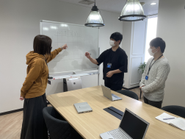 会議室にあるホワイトボードを使用しながらMTGすることも。