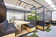 本社は東京・表参道（南青山）。フラットな対話が生まれやすいオフィス環境で、チームが日々アイデアを持ち寄っています。