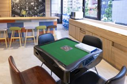 オフィスには麻雀卓を設置。遊び心も忘れず、チームで楽しく働ける環境を大切にしています。自然な会話の中から、ユニークなアイデアが生まれることも。