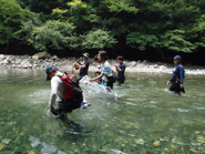 我が社らしい新人歓迎会　みんなで川遊び