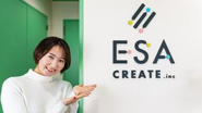 オープンした新オフィスの前で