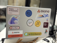 社員のAsana愛がわかるPCのステッカーw