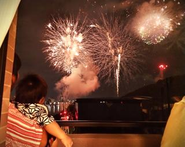 役員の社宅マンションから見る花火大会（真正面のベストポジション♪）。みんなでワイワイ楽しみます♪