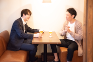 パートナーの方々との打合せを重ねながらプロジェクトを進めていきます。時にはお酒を飲みながら。