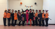 ハロウィンの仮装で集合。先生のイメージって硬いという人も、でも私たちは楽しい、面白い、すぐまとまれる。そんな仲間たちです。