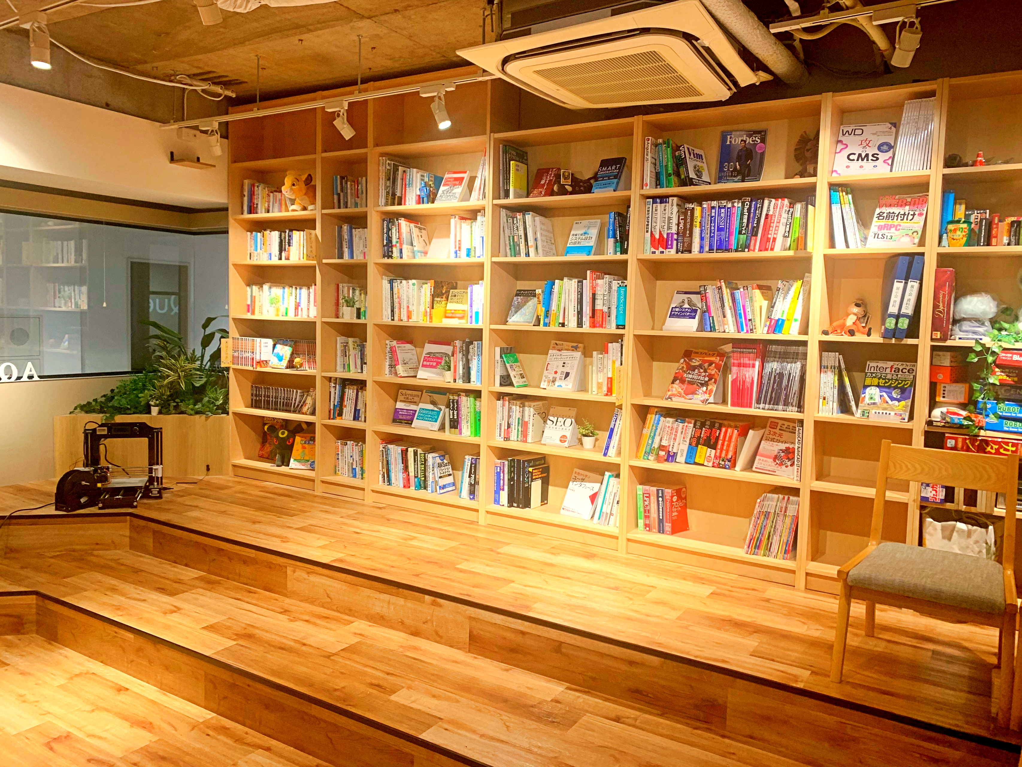 【オフィス紹介】アジアクエストには社員が作る図書室がある。