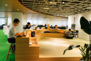 社内はフリーアドレス。社員は思いおもいのスタイルで業務。