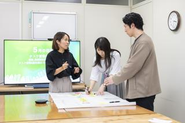 「どうしたら良いか」を一緒に考える仲間がいます。業務のこともそれ以外のことも、気軽に話せる仲間とチームで働く楽しさ感じながら一緒に働きましょう！