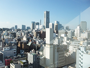 窓からはみなとみらいの景色が一望できます。晴れた日には富士山も