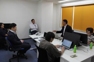 私たちのミーティングは、単なる報告会ではありません。活発な意見交換から新しいアイデアが生まれ、時には笑いも飛び交います。このオープンでポジティブな雰囲気こそが、個性を尊重し合い、チームとしてお客様にとって最高のソリューションを生み出す源泉です。