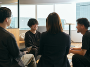 従業員数は96名と急成長しています。ビジョンへの共感を第一に掲げており、情報透明度の高い組織づくりを大切にしています。創業時よりフルリモート／フルフレックス制度を導入している他、常にハイパフォーマンスは働き方を模索しています。