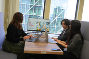 教えあう文化が根付いているため、分からないことを聞くと先輩社員がすぐに教えてくれます。