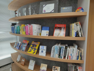 社内にある書籍は自由に読んでOK！書籍購入制度を利用し、自己研磨してください！