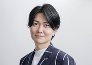 組織の左腕 代表 桑田龍征。15年以上の経営経験から生まれた独自の組織構築メソッドを提供しています。
