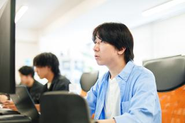 開発は2～3名のチームで協力しながら行っています。開発言語は固定ではなく案件に応じて社内で選定します。
