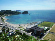 R.project として最初の施設であるサンセットブリーズ保田。 千代田区が所有していた臨海学校跡地をフットサルコート＆スカッシュコートつきの合宿施設に生まれ変えました。8000人の町に年間2万人近いお客様を集客できる施設になりました。