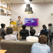 勉強会風景：最先端のテクノロジーについて共に学んでいます