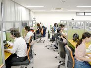 個人の作業スペースがしっかり確保されたオフィスです。