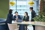 「エンジニアのために」を理念に掲げる当社は、プロジェクト報酬の80％を還元する仕組みづくりなど、エンジニアが日本一満足できる企業を目指しています。