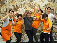 とくし丸メンバーの徳島ナイトイベント。中央は創業者の住友