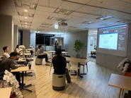 社内カフェテリアでLT会。おしゃれな環境が整っています