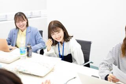 挨拶やコミュニケーション、協力体制が会社の行動指針にも入っており、年齢や役職関係なく気軽に相談し合える風通しの良い社風です！