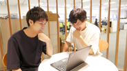営業と一緒に協力しながら仕事を進めます。