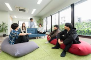 HIDANEのありたい姿は「価値あることを楽しくやる」こと。「努力は夢中に勝てない」という言葉通り、心の底から湧き上がるワクワクこそが、世の中を喜ばせる最大の価値を生むと信じています！サウナや宿泊など、自分たちが本気で好きな分野で価値を提供するため、仕事とプライベートの境界線はありません！「仕事が趣味で、趣味が仕事」。そんなワークアズライフを本気で体現できる環境です。
