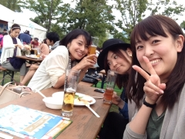 「15分で料理を5品つくる動画」を撮って採用された。カラオケ大好き営業（右）。