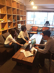 提出用デザインのチェックやスケジュールの確認中！（ミーティング風景@東京本社）