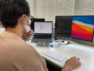 全員にMacBookとモニター2台を支給。 快適な開発環境で働くために、必要な機材については会社でサポート。