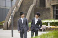 オフィスの周りにある公園で！煮詰まった時は外の風に吹かれながら壁打ちもいいですよね♪