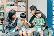 まちを楽しむためのパス「SEKAI PASS（セカイパス）」を首からぶら下げて、街を歩きます。