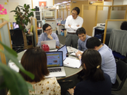 共有スペースに集まってミーティングすることも。