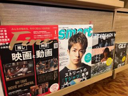 社内には、過去に掲載された雑誌や映画関連資料が揃っています。