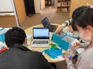 学習センターでは、学習スペースで課題を進めるだけではありません。時にはみんなで集まり、ワイワイ話しながら学習を進める事もあります。