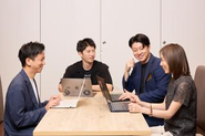 スタコネ社員数は現在12名。20代4名、30代3名、40代5名が在籍しています。困った時はいつでも助け合うことや「ちょっと今いいですか？！」の一言を気軽に言える雰囲気を大事にしています！