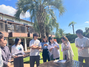 幹部候補と経営陣で行う「経営合宿」合宿前日は夜遅くまでチーム皆で事業立案に没頭。写真は事業発表会を終えて一息の様子。