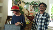 前回のイベント受付担当の２人。イベントを成功させるには、まず自分たちが楽しむことでしょ♪　ちなみに、うしろのディスプレイももちろんEASEスタッフのスタイリングですよ。
