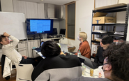 会議中の様子です！社員の１人ひとりが積極的に意見を出し合い、より良い作品を生み出しています✨